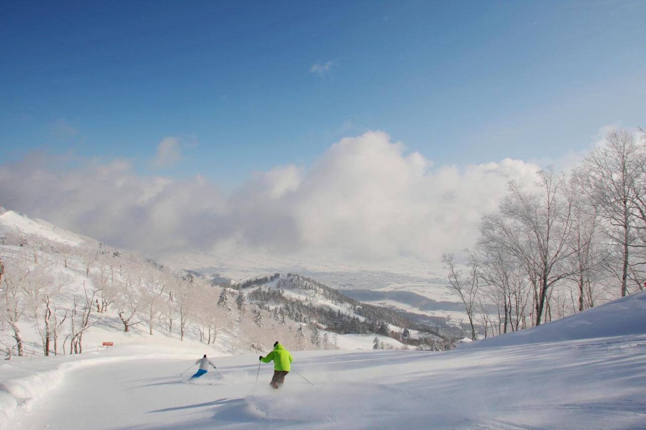 La Vista Furano Hills Natural Hot Spring Bagian luar foto